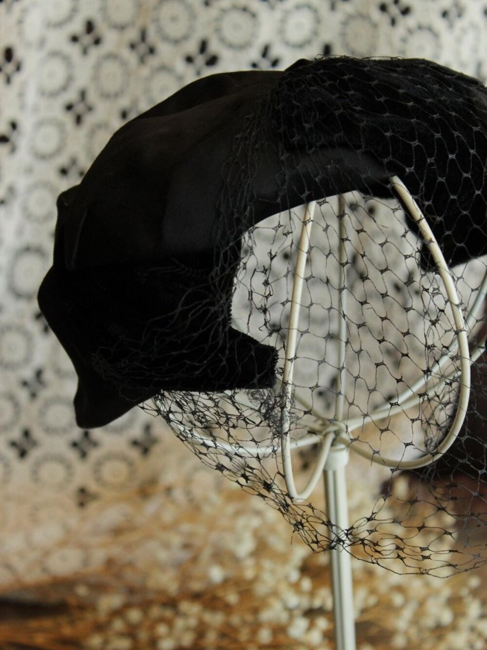 Vintage 1950s Hat, Black Satin and Velvet Curvette Fascinator With Birdcage Veil - Picture 3 of 14